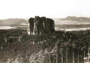 Elbsandsteingebirge. Falkenstein von der Hohen Liebe, von Nordost. Links vorn: Falkenstein, Kohlbornstein, Koppelsberg; rechts von vorn nach hinten: Kleinhennersdorfer Stein, Papststein, Gohrisch