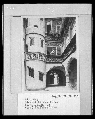 Nürnberg, Tucherstraße 21. Wohnhaus (um 1560/1650, 1945 zerstört). Hofseite. Südansicht mit Treppenturm (Teilansicht)