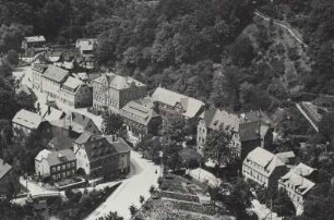 Tharandt. Stadtzentrum mit Pienner Straße, Dresdner Straße und Schillerstraße mit Rathaus. Blick nach Nordwest