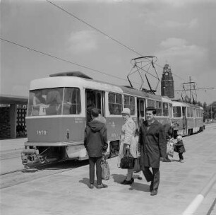 Dresden. Haltestelle und Straßenbahnlinie 11, im Hintergrund Rathausturm