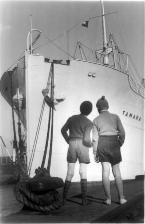 Hamburg. Hafen. Sehnsuchtsvoll schauen diese beiden Jungen auf das Frachtschiff "Tamara". Einmal in die Ferne ....