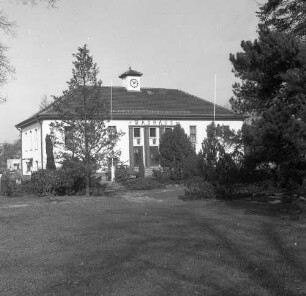 Fredersdorf-Vogelsdorf, Lindenallee 3. Rathaus (1937/1938; H. Pust). Ansicht aus einer Parkanlage