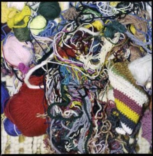 Buntes Gestricktes und Wollknäuel