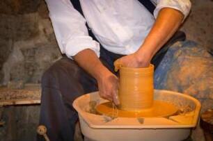 Frankreich. Basse Normandie. Manche. Ger. Musee regional de la Poterie. Vorfuehrung in der Töpferei