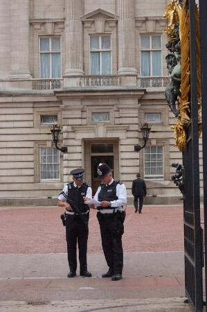 Zwei Polizisten am Eingang zum Palast
