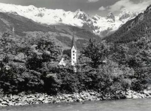 Die Kirche von Prutz mit den Bergen des Kaunertals