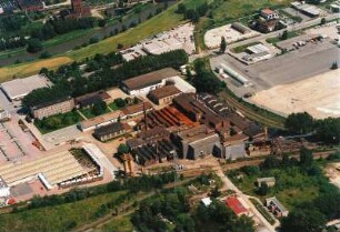 Zwickau-Pölbitz. Gewerbegebiet mit Zwickauer Eisenwerk/Wolfwerk, Leipziger Straße 213. Ansicht mit Eisenbahnlinie nach Glauchau gegen Zwickauer Mulde und Zwickau-Crossen. Luftbild-Schrägaufnahme von Westen