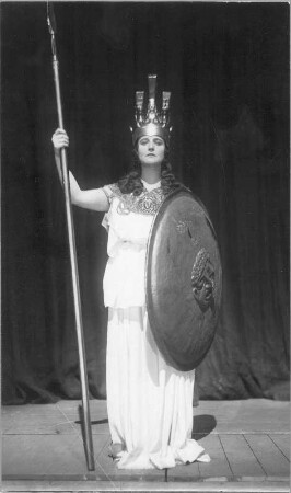 Antonia Dietrich als Pallas Athene im Drama "Orestie des Äschylos" (Orestie nach Aischylos) von Karl Vollmoeller. Staatsschauspiel Dresden, Erstaufführung 5.11.1924. Fotografie (Negativabzug auf Papier) von Ursula Richter