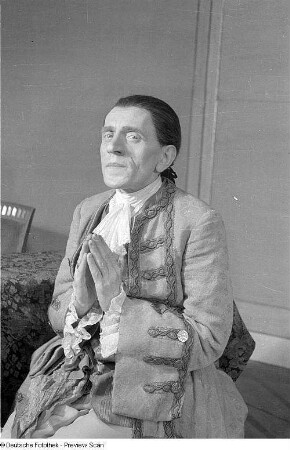 Szenenbilder eines Theaterstücks mit Walter Schramm : Sommer 1947
