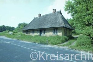 Blumendorf 20: Kate mit Reetdach (auch Napoleon-Kate): Straßenseite mit Eingang