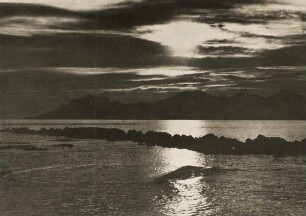 Frankreich. Abendstimmung an der Küste der Französischen Riviera bei Cannes. Die Abendsonne spiegelt sich im Meer