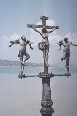 Insel Mainau. sog. Schwedenkreuz, Kreuzigungsgruppe Christus am Kreuz mit den zwei Schächern