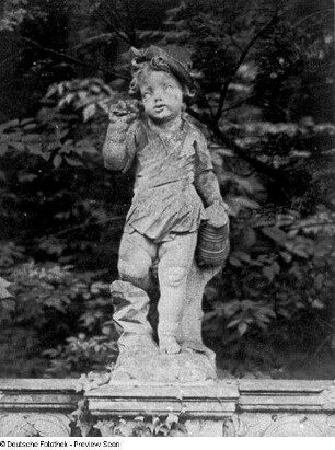 Putto "Bierbrauerei" : Putto "Bierbrauerei", Christian Kirchner zugeschrieben. Sandstein. Um 1720. Schloss Altdöbern, Gartenseite, Balustrade der Terrasse