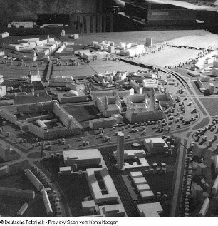 Weiterführung Aufbau Zentrum, diverse Modelle; Modell Rathaus; Modell Altmarkt, Prager Straße; Modell Pirnaischer Platz; Modell Fernsehturm