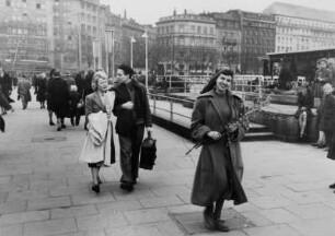 Hamburg-Altstadt. Jungfernstieg. Frau hält Frühlingsstrauß im Arm