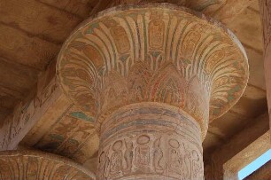 Luxor - Farbige Säule : Farbige Säulen im Ramesseum-Tempel des Pharao Ramses II. in Theben-West bei Luxor, aufgenommen 2006