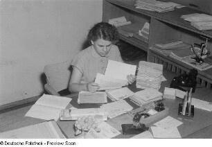 Junge Frau beim Lesen der Post