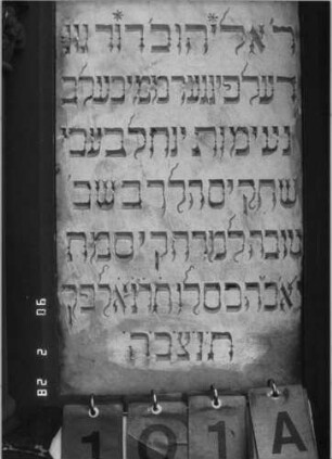 Grabstein 101 (Index: 100114810) Material: Sandstein und ? Zustand: beschädigt im unteren Teil mit kleinem Textverlust, sonst sehr gut Maße HxBxT: 255x66x33 cm Beschreibung: Ädikula, eingezogener Spitzgiebel mit Voluten und Akroter: Grabstein 101A