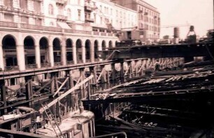 Hamburg: Überdeckte Baugrube bei den Alsterarkaden