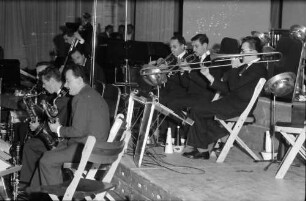 Donaueschingen: Donaueschinger Musiktage; Stadthalle; Eddie Sauter dirigiert sein Orchester; Bläsergruppe