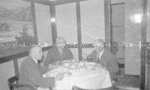 Heimfahrt vom Internierungslager auf Angel Island auf dem italienischen Dampfer "Fella", beim Abendessen im Speisesaal