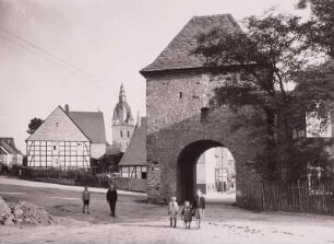 Brilon, Deckertor : Brilon. Deckertor. Feldseite gegen Turm der Katholischen Pfarrkirche