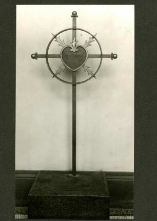 LGA. Aus einer Ausstellung schmiedeeisernes Grabkreuz