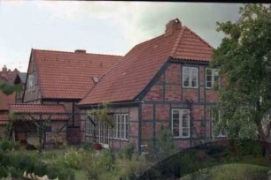 Heiligengeiststraße 7: traufständiges Fachwerkhaus: Giebelseite: rückwärtige Traufseite mit Terrassentür: Fachwerkschuppen
