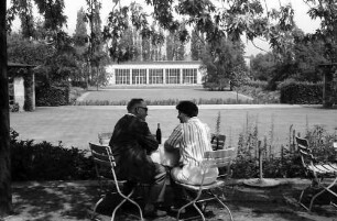 Bad Dürkheim: Im Kurpark, Kurmittelhaus, Vordergrund zwei Personen am Tisch