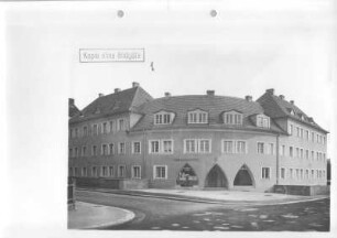 Zittau, Dresdner Straße 30. Wohnhaus mit Läden (1920/1930, Heimstättengesellschaft Sachsen/ H. G. S.)