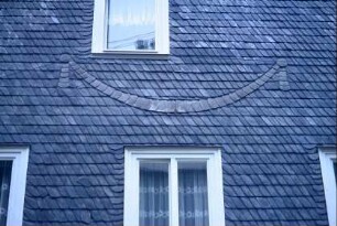 Hausdetail: Girlande aus Schiefer als Schmuckelement