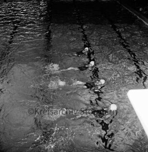 Hallenbad [später Travebad-Schwimmhalle]: Konrad-Adenauer-Ring: Einweihung: Schwimmbecken: Vorführung Synchronschwimmerinnen: 9. Mai 1975
