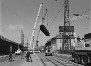 Dresden, Kraftwerk Mitte : Dresden-Altstadt. Heizkraftwerk Mitte (1895, 1926-1928 Umbau und Erweiterung; stillgelegt 1994). Abriß Bandförderbrücke zwischen Kohlenlager und Heizhaus. Abschnitt über der Könneritzstraße