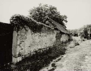 Nebengebäude und Mauer eines alten Gehöfts, Pegau