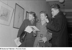 Vier Besucher in der Laienkunst-Ausstellung im Grassimuseum