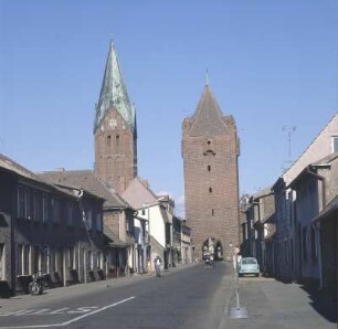 Barth. Dammtorturm (M. 15. Jh.). Feldseite mit Turm der Kirche St. Marien