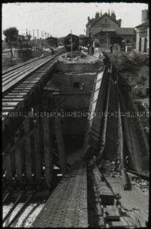 Zerstörte Brücke am Bahnhof von Auxonne