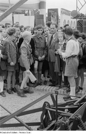 Kinder zu Besuch auf der Leipziger Herbstmesse 1954