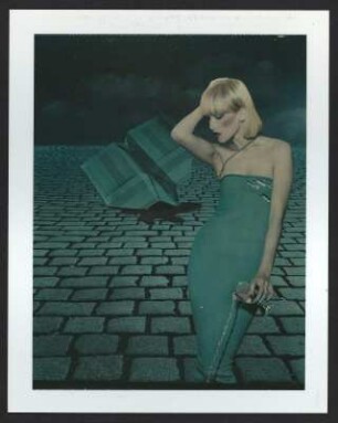 Model mit Papierflieger