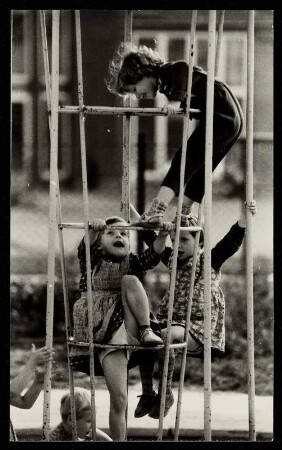 Kinder auf einem Spielplatz