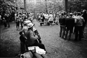 Männergesangverein "Arion" von 1890 e. V.: Weizenkoppel: Waldfest: vorn Mitglieder des Chores: hinten Zuhörer: Wald