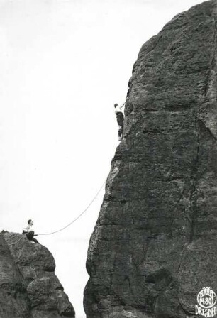 Sächsische Schweiz, Schrammsteine. Schrammtorwächter. Seilschaft Hans Geiger an der Westkante des Alten Weges (VI)