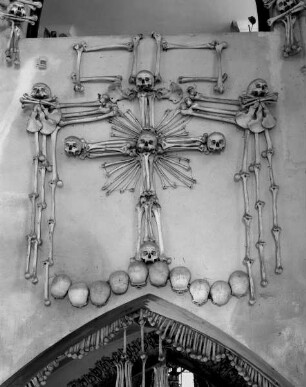 Kreuz aus menschlichen Gebeinen