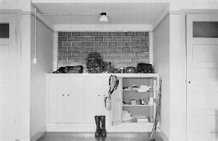 Zweiter Weltkrieg. Niederlande unter deutscher Besatzung. Unterkunft deutscher Wehrmachtsangehöriger (wohl bei Den Haag). Dreiteiliger Herrenschrank. Ansicht mit geöffneter Tür und Marschgepäck