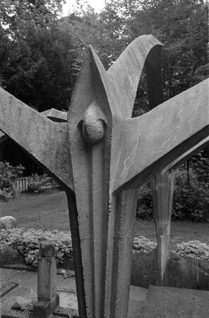 Berlin : Berlin, Waldfriedhof Stahnsdorf, Baldachin-Grabmal aus Beton von Max Taut für Julius Wissinger, 1921, Detail