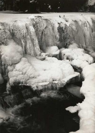 Schnee- und Eisbildungen an einem Wasserlauf, vermutlich Talsperre Malter