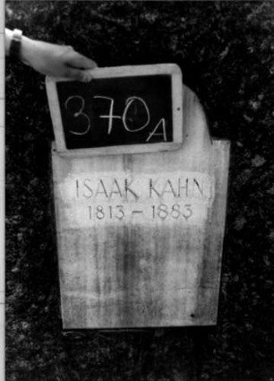 Grabstein 370 (Index: 100111881) Material: Granit, weiße Marmorplatten Zustand: gut Maße HxBxT: 150x75x51 cm Beschreibung: konische Stele, schräger Abschluß, zwei Schriftplatten mit eingezogenem Rundbogenabschluß: Grabstein 370A