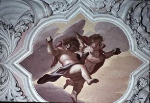 Innendekoration der Schlosskapelle — Deckendekoration der Schlosskapelle — Engel und Putti mit den Arma Christi unterhalb der Emporen — Putti mit Würfeln