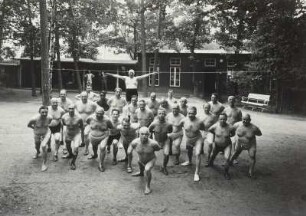 Dresden-Weißer-Hirsch, Bautzner Landstraße 1. Dr. Lahmanns Sanatorium. Kurgäste bei der Gymnastik im Luftbad