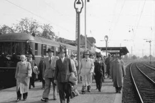 Efringen-Kirchen: Gruppe der Teilnehmer verlässt Bahnsteig